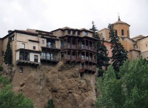 Wiszące domy nad przepaścią w Cuenca – ten widok może zmrozić krew w żyłach.
